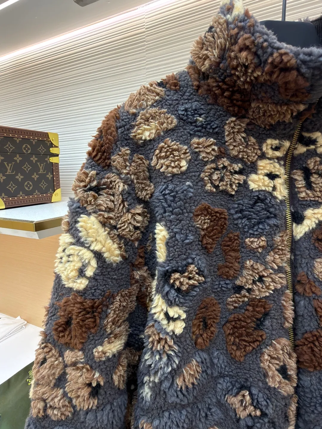 LOUIS VUITTON Teddy Polar Fleece Reversible Jacket ●Original version: Purchased and developed in 21999 ●Item number: 1680800-C10 ●Fabric: Polar fleece fabric ●Technology: Positioned cutting machine ●Version: Fitted version ●Weight: about 1185 grams ●Size: S-M-L-XL ●Description: yp consistent 88% polyester fiber 12% sheep wool blended yarn-dyed fabric versus dyed wool jacquard weaving Processed by a variety of complex processes, the wool is fluffy and dense, the wool is soft, light and fluffy, and the grain texture is full and even, which is different from the full polyester fabric version. The finished product feels more fluffy and soft after being pelletized. The pellet after blending is not easy to shed lint and lint. It comes with an antique bronze slider with orbital teeth. The overall wiring is straight and delicate, the fabric is comfortable and soft, and the color is consistent without color difference. It can be matched with the same style to create a fashionable look and control various occasions. Customized accessories, complete with three standards, same style for men and women!